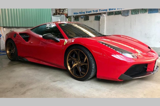 Nhằm mang đến vẻ ngoài dữ dằn hơn cho  siêu xe Ferrari 488 GTB, một tay chơi Sài thành đã chọn hãng PUR- một hãng độ có tiếng trên thế giới về các loại mâm độ cho siêu xe và được nhiều đại gia tin tưởng, để “lên đời” bộ vó cho Ferrari 488 GTB của mình.